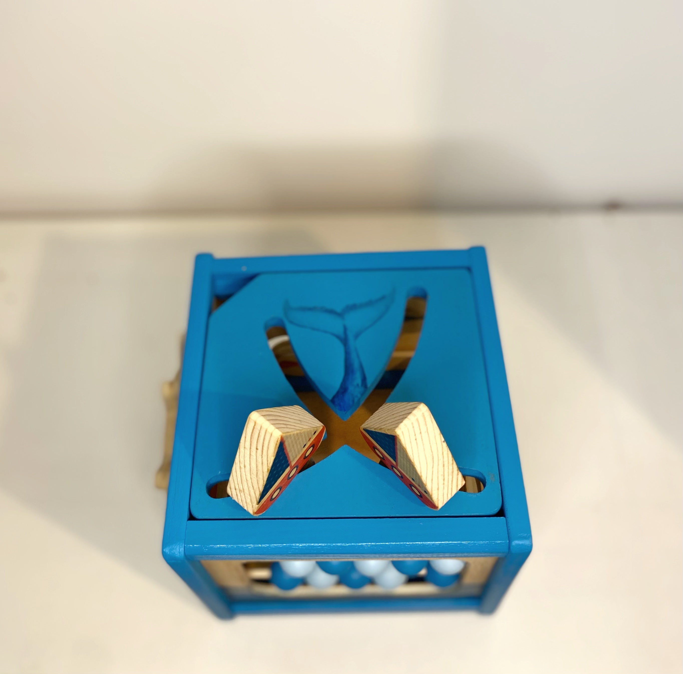 Cubo Sensorial Marino de Madera